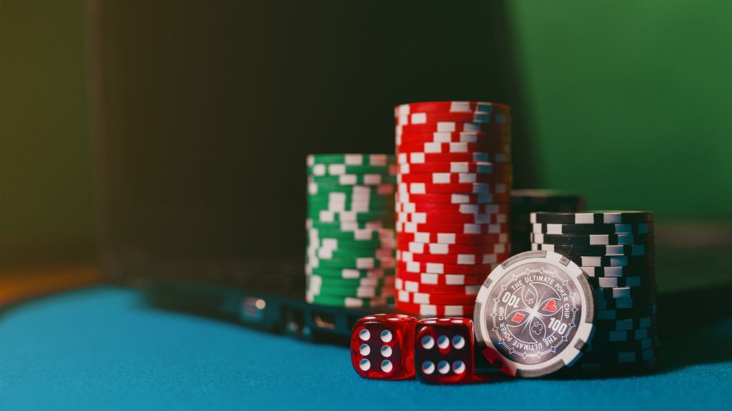 Chip trò chơi và xúc xắc trên bàn giải trí